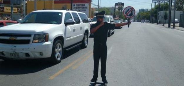 Colocan 89 oficiales de tránsito de cartón en San Pedro Garza García