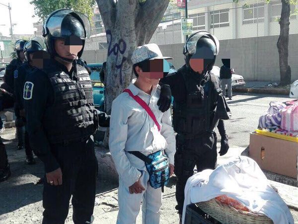 Detienen a 31 ambulantes en Pantitlán - policias