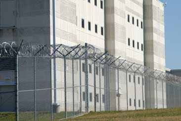 Detención de migrantes, gran negocio para cárceles privadas en EE.UU. - private-jail