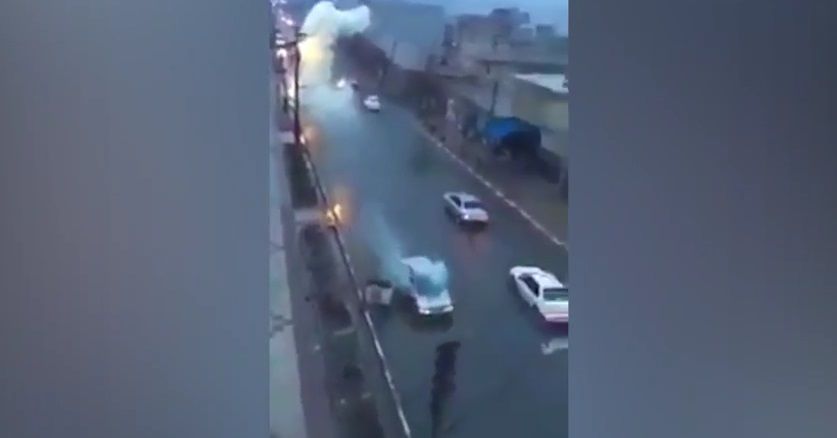 #Video Rayo cae sobre auto en marcha