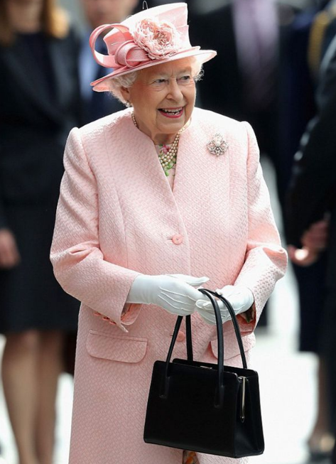 La forma en que la reina Isabel II se comunica con sus guardias - reina-isabel-I