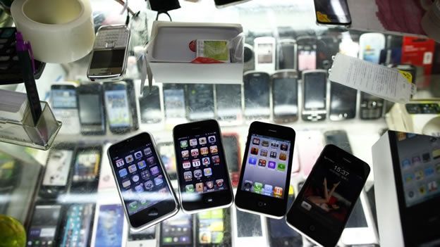 La falsificación dejó más ganancias que el narcotráfico en 2016 - reu-hiphone-iphone-china-pirateria-5