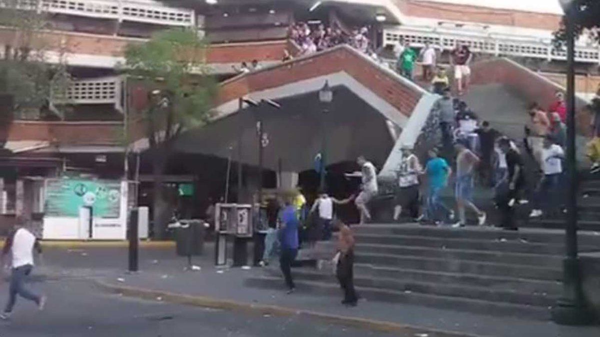 Arrestan a aficionados por riña previo al Chivas-Toluca