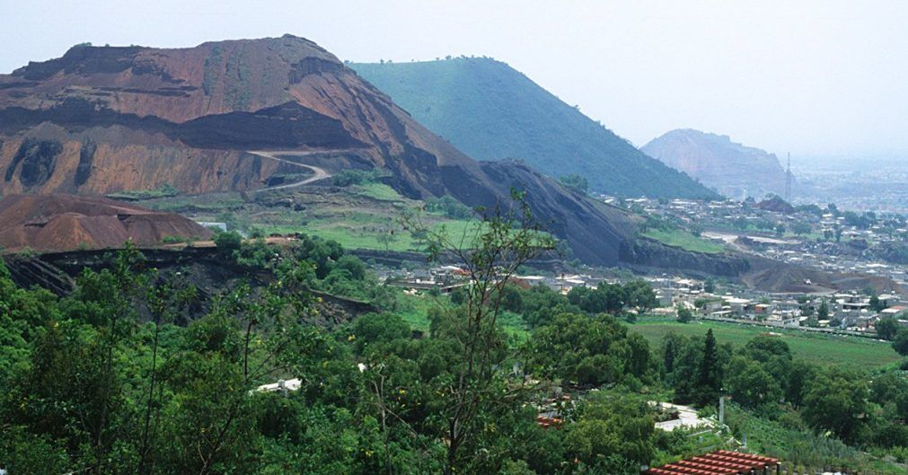 Bomberos rescatan a personas que cayeron en barranco