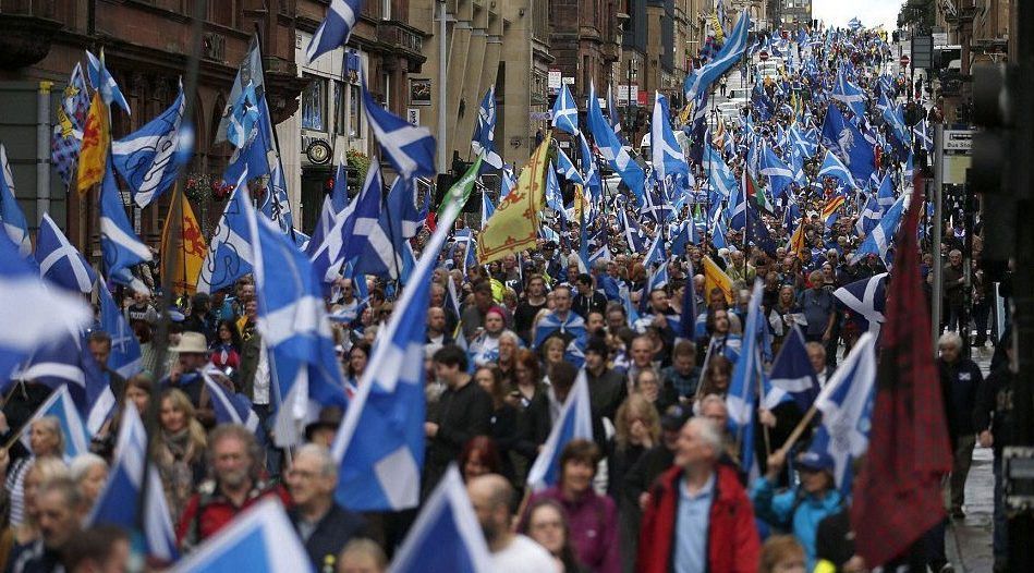Parlamento escocés avala referéndum independentista