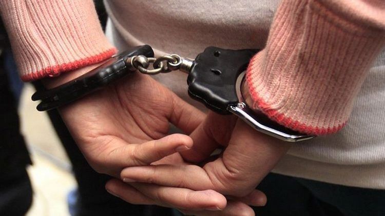 Sentencian a 15 años a mujer que explotaba y golpeaba a hija adoptiva