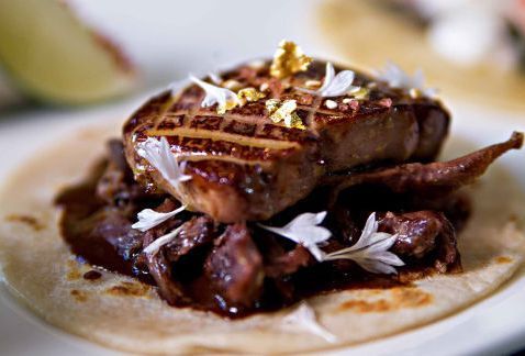 Los tacos más caros del mundo - servido-chocolates-franceses-adornado-comestible_MILIMA20170305_0259_8