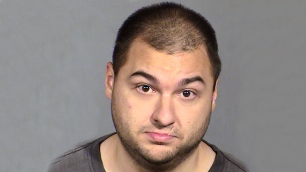 Atrapan a hombre intentando asesinar a un maniquí en Las Vegas