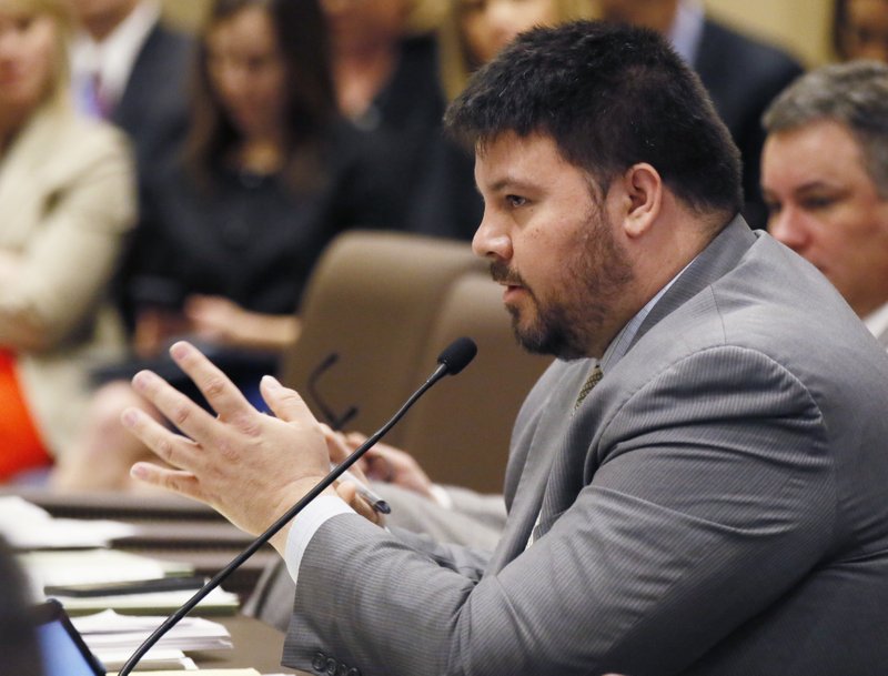 Acusan de prostitución a senador de Oklahoma tras hallarlo en hotel con un menor Acusan de prostitución a senador de Oklahoma tras hallarlo en hotel con un menor