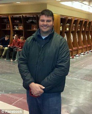 Acusan de prostitución a senador de Oklahoma tras hallarlo en hotel con un menor - shortey2