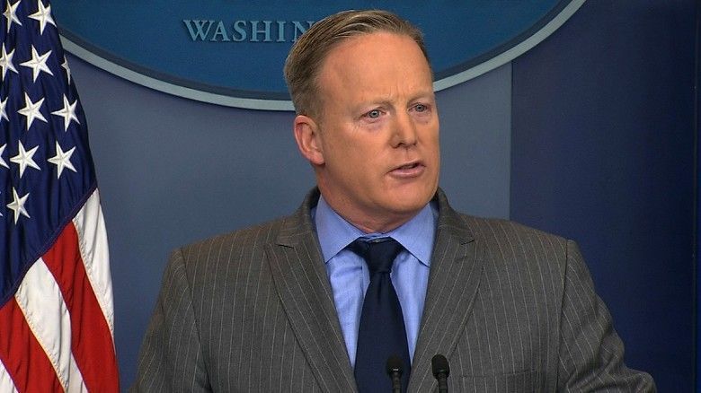Spicer bromea con periodistas sobre robo de camiseta de Brady
