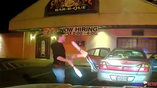 Video: estudiante realiza malabares para demostrar su sobriedad