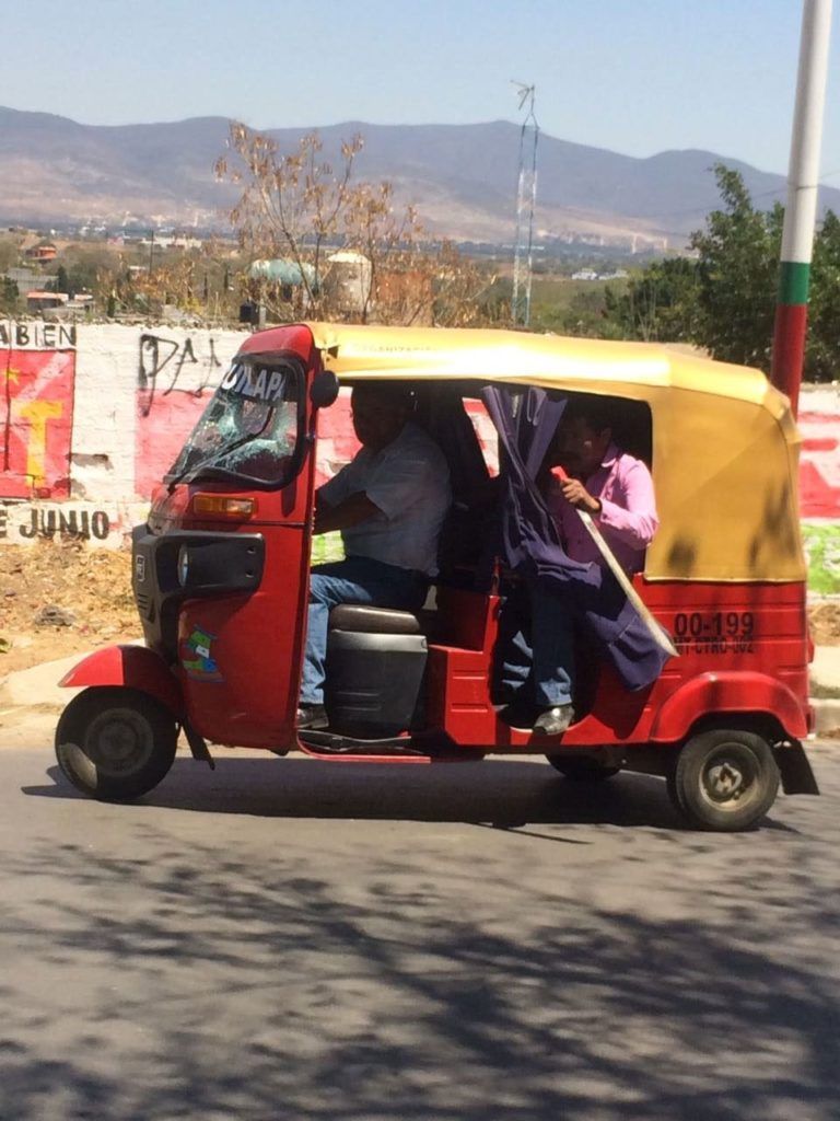 Pelea entre taxistas y mototaxistas deja dos heridos de bala en Oaxaca - tax1-768x1024