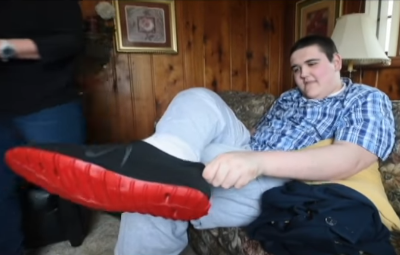 Fabrican tenis gigantes para quien fue el adolescente más grande del mundo