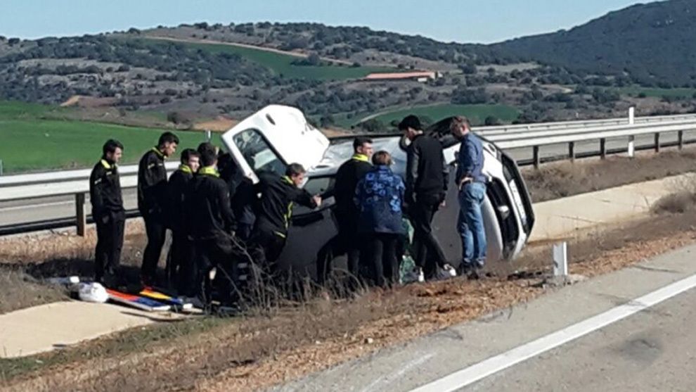 Equipo juega sin calentar tras llegar tarde a un partido por apoyar en un accidente - teruel