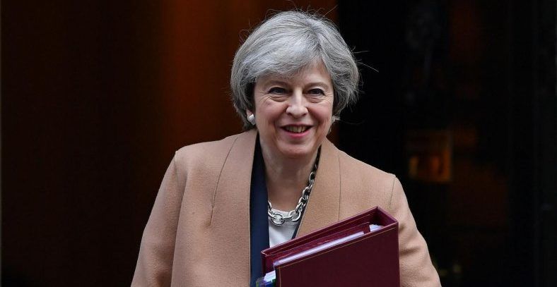 Theresa May rechaza referendo independentista escocés