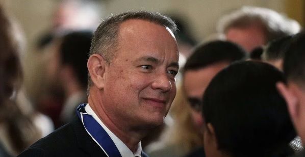 Tom Hanks regala cafetera a la Casa Blanca