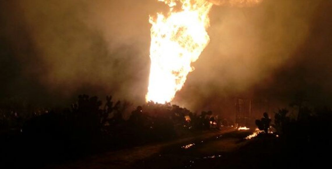 Incendio por toma clandestina en ducto de Pemex deja un muerto en Hidalgo