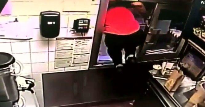 #Video Empleado de McDonald’s ayuda a policía inconsciente