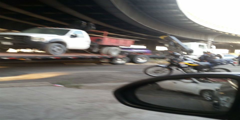 Tráiler provoca caos vial en la Terminal 2 del AICM