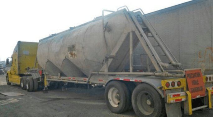 Policía Federal recupera tráiler robado con óxido de plomo