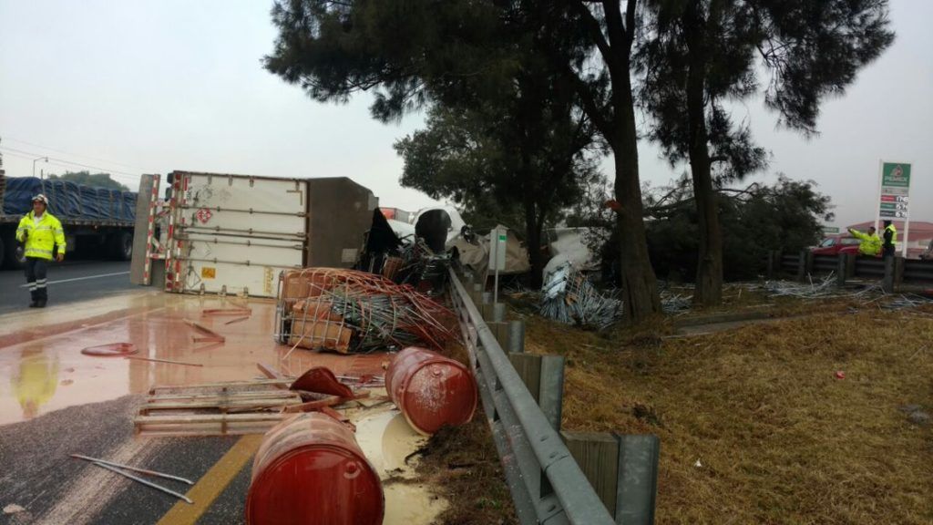 Cierran circulación en autopista México-Querétaro tras volcadura - trailer-queretaro-1-1024x576