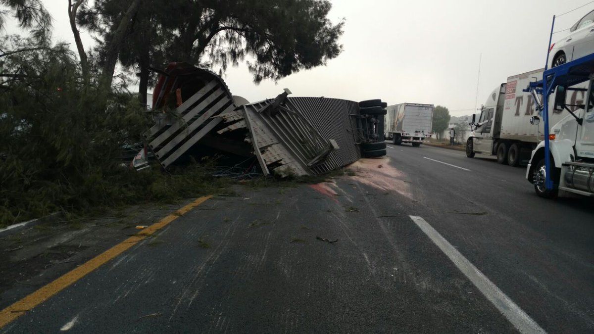 Cierran circulación en autopista México-Querétaro tras volcadura