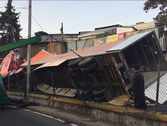 Vuelca tráiler en incorporación a Autopista México-Cuernavaca