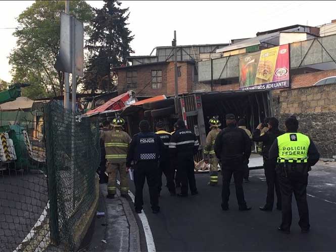Vuelca tráiler en incorporación a Autopista México-Cuernavaca - trailer-viaducto-tlalpan1