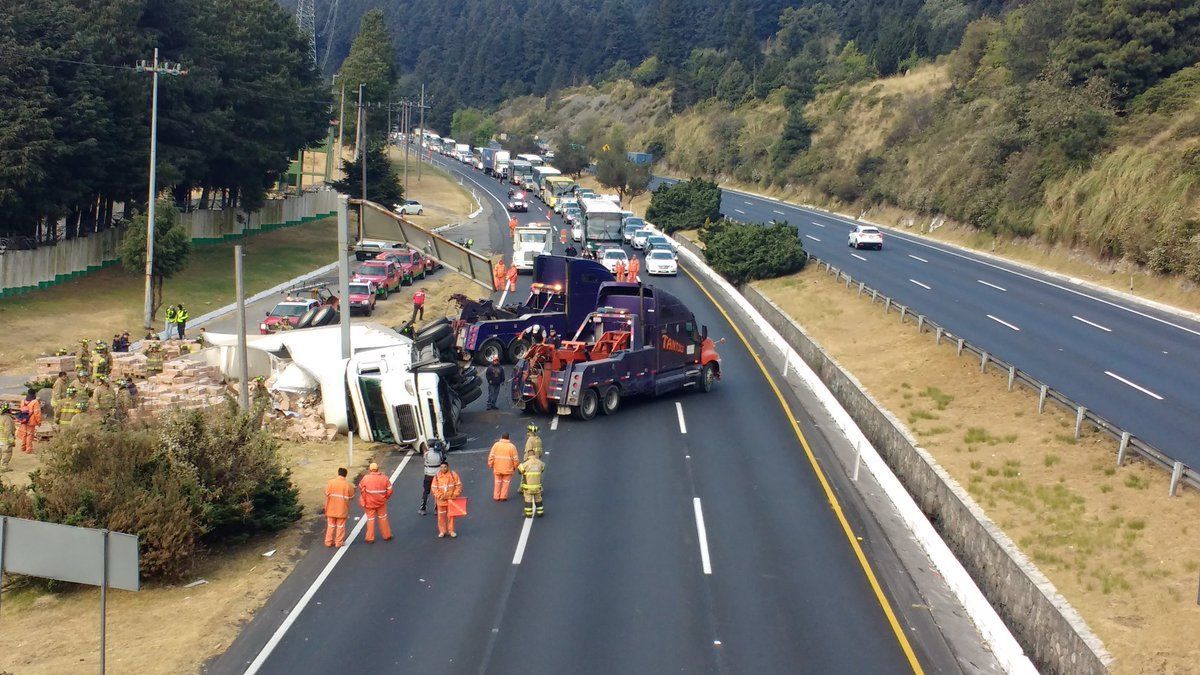 Volcadura de tráiler afecta la México-Toluca