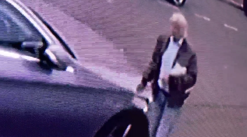 Video: hombre parecido a Trump raya un auto en Londres Video: hombre parecido a Trump raya un auto en Londres