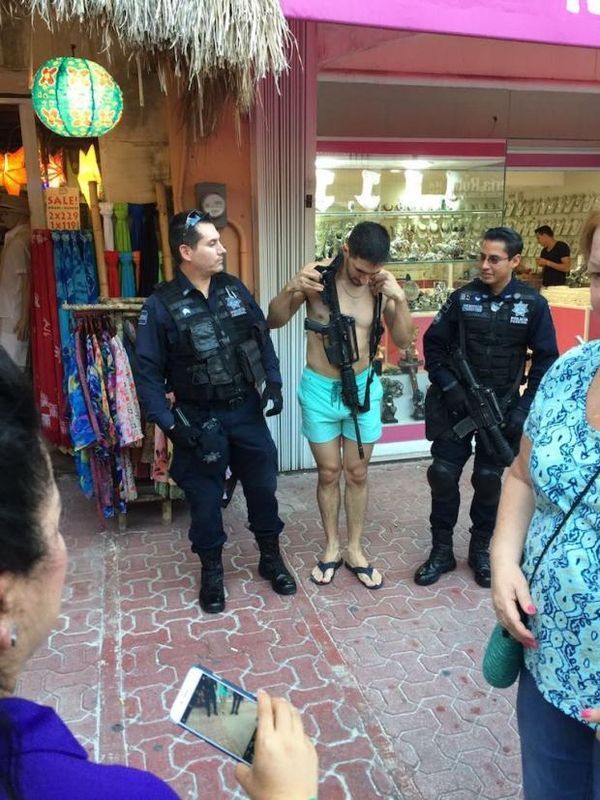 Policías Federales prestan su fusil a un turista para tomarse una foto - turista-policía