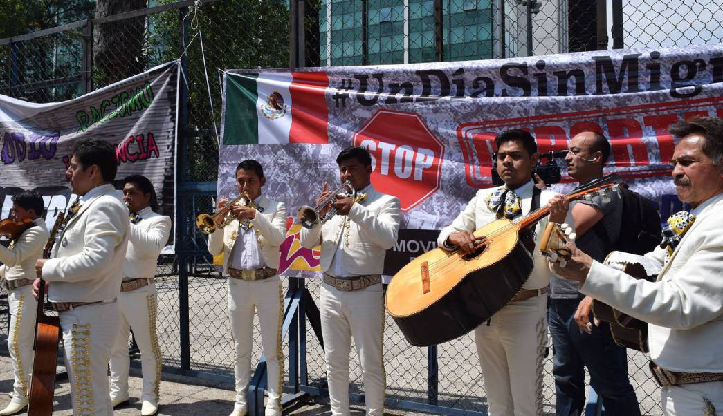 Video: mariachis cantan himno de Estados Unidos