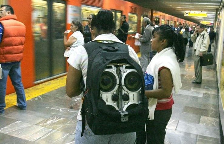 Descubren a 12 policías del Metro aceptando sobornos de vagoneros - vagonero-metro-739x475