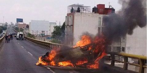 Auto vuelca y se incendia en Viaducto