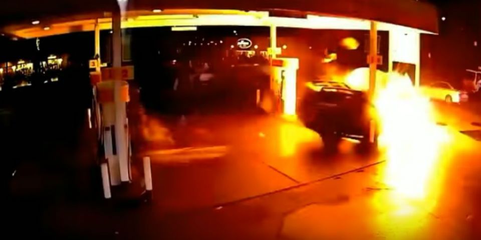 Video: camioneta se estrella en gasolinera