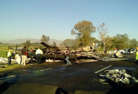 Muere persona calcinada tras volcadura de tráiler en Circuito Exterior Mexiquense - volcadura-3