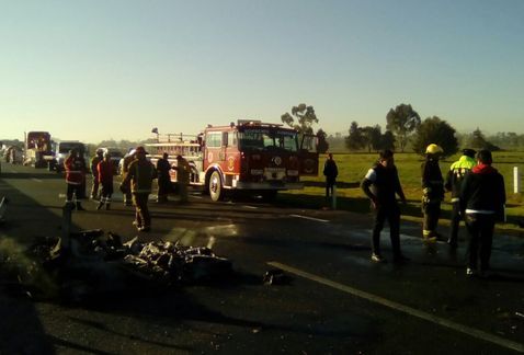 Muere persona calcinada tras volcadura de tráiler en Circuito Exterior Mexiquense