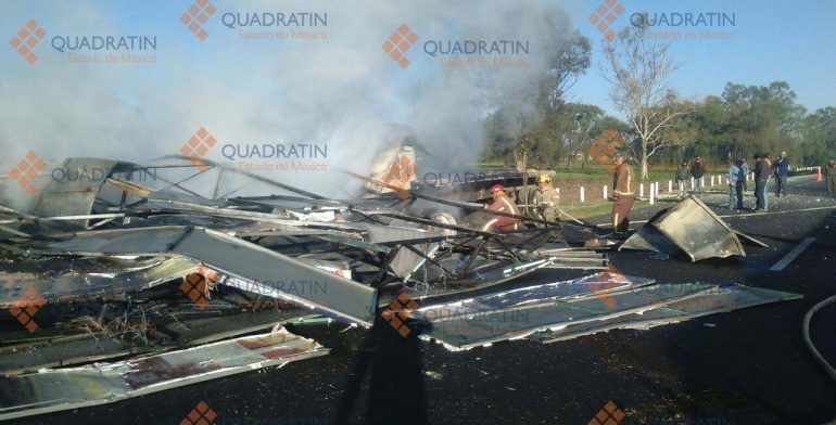 Muere persona calcinada tras volcadura de tráiler en Circuito Exterior Mexiquense - volcadura-7