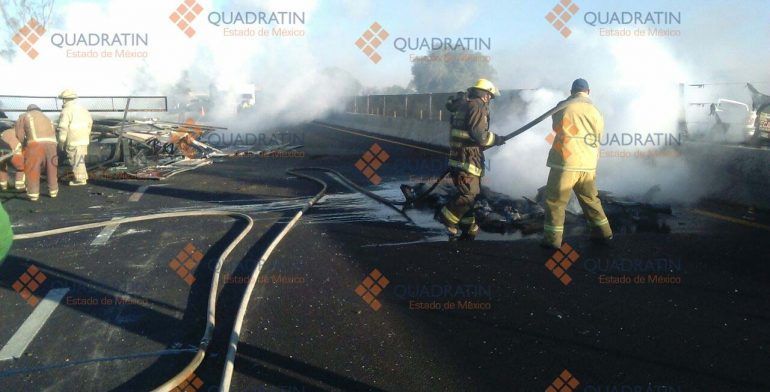 Muere persona calcinada tras volcadura de tráiler en Circuito Exterior Mexiquense - volcadura-8