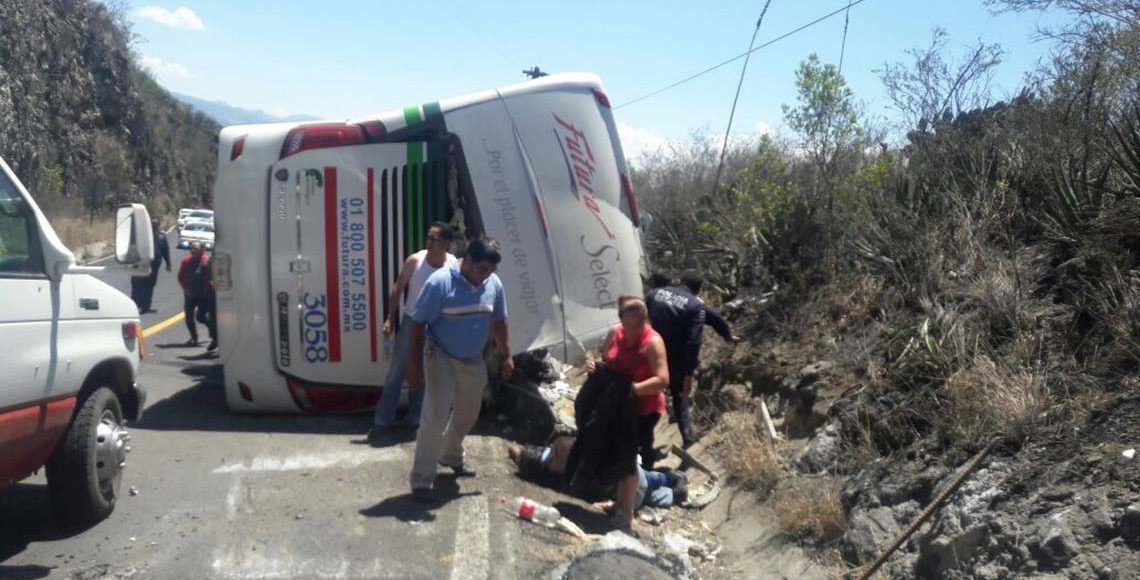 Volcadura de autobús deja 16 heridos