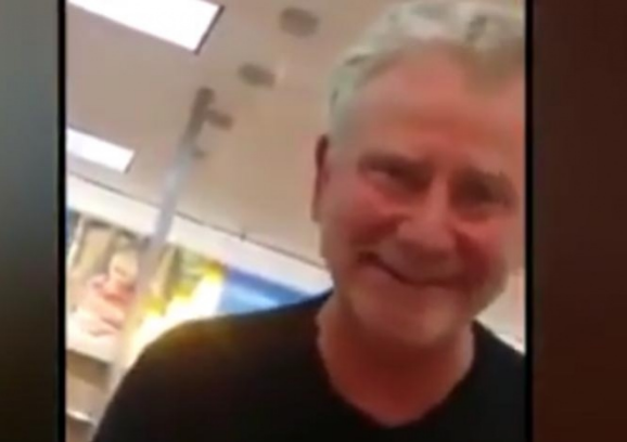 Hombre increpa a trabajadora latina en Walmart de Dallas