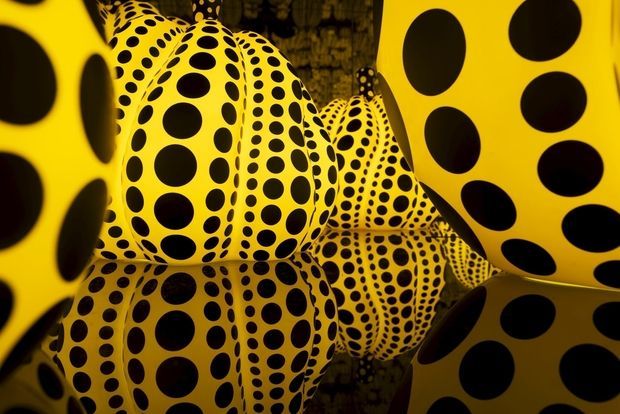 Hombre rompe obra de Yayoi Kusama por tomarse una selfie