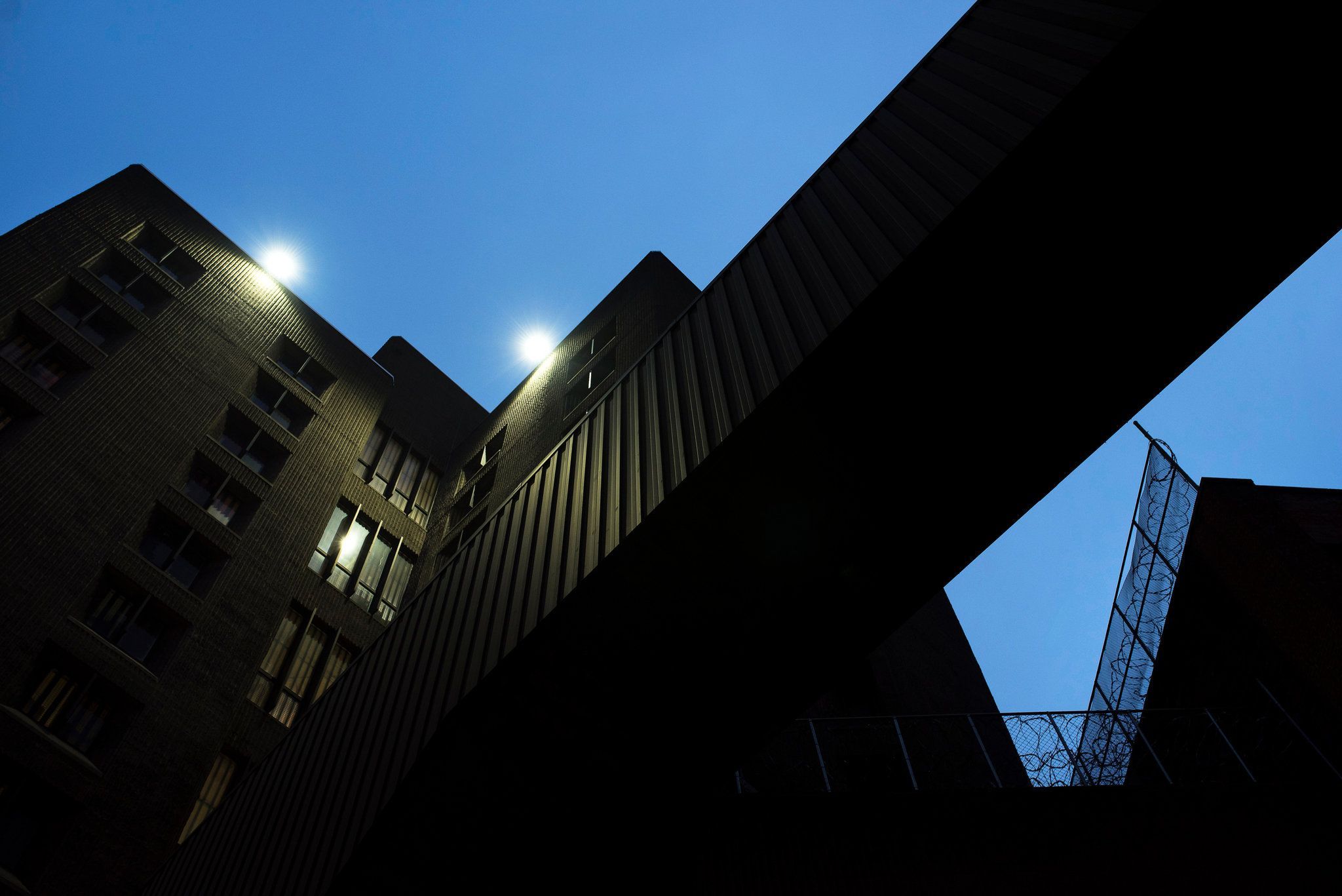 ¿Qué ve 'El Chapo' en la televisión? - 24SECURITY1-superJumbo