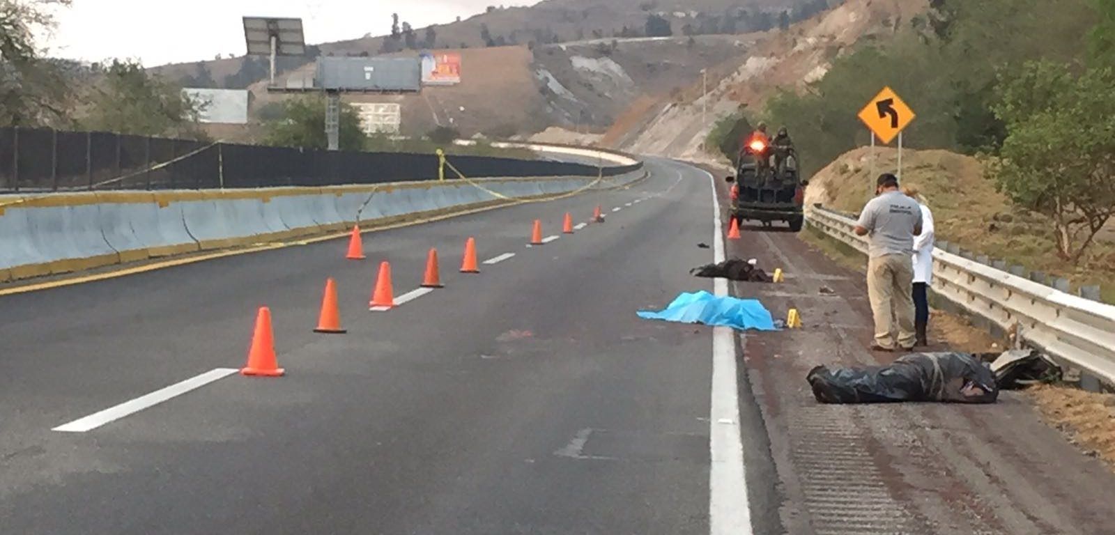 #Video Encuentran tres cadáveres embolsados en la Autopista del Sol