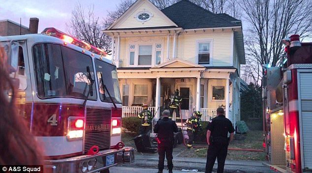 Repartidor salva a familia de incendio en EE.UU. - 3F3B796A00000578-0-image-a-22_1492139258948