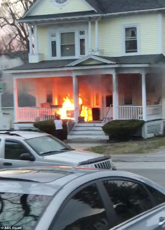 Repartidor salva a familia de incendio en EE.UU. - 3F3B799C00000578-0-image-m-29_1492139331514