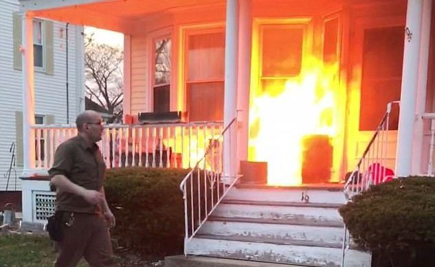Repartidor salva a familia de incendio en EE.UU.