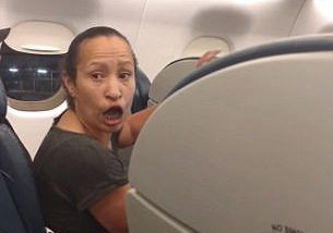 #Video Policía retira a mujer de avión por causar disturbios