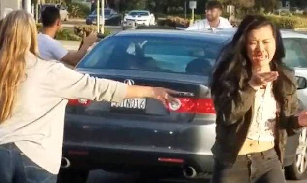 #Video Automovilistas pelean en plena avenida de San Diego #Video Automovilistas pelean en plena avenida de San Diego